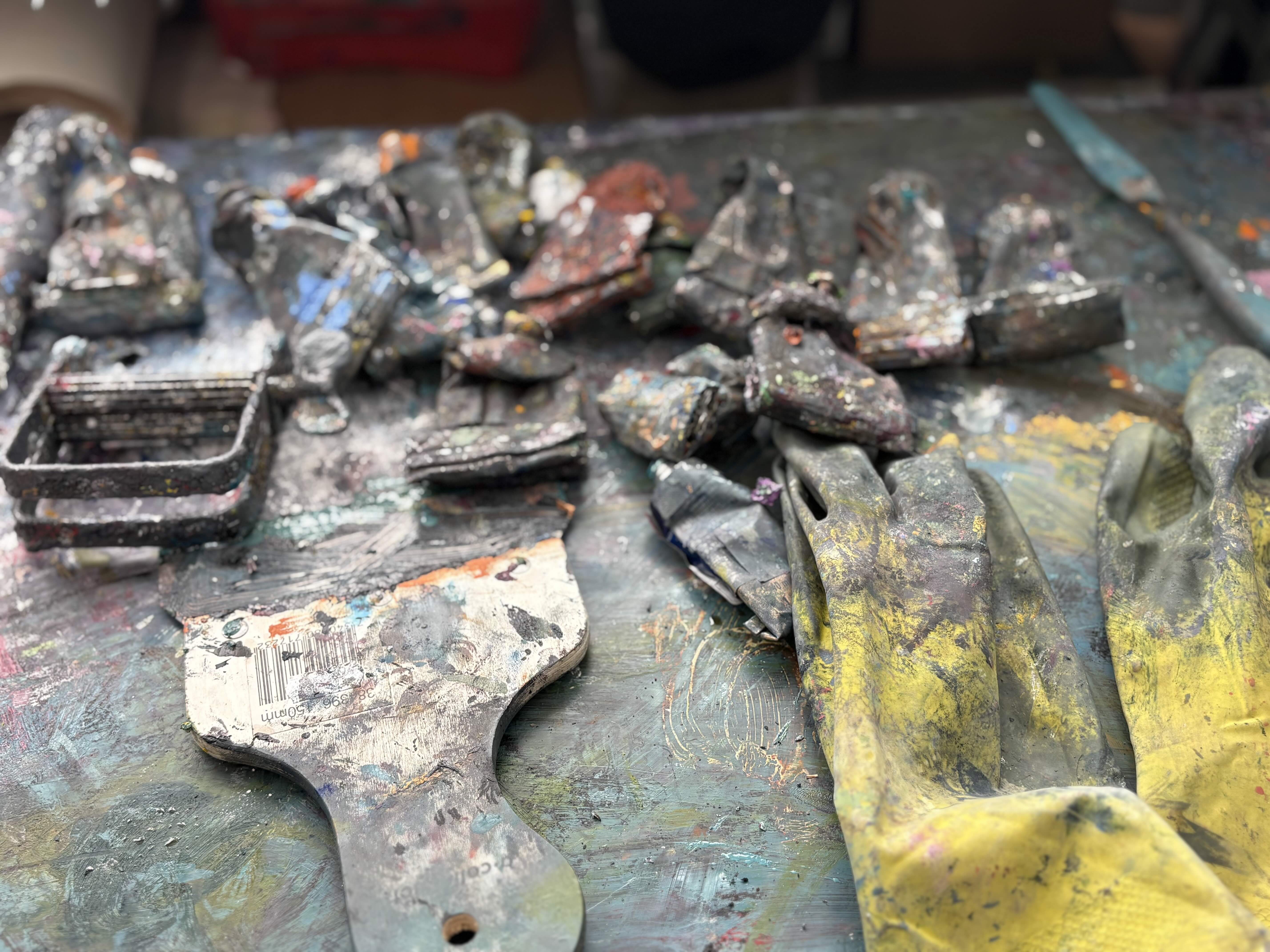 Paint tools and palette in Georg Óskar's studio